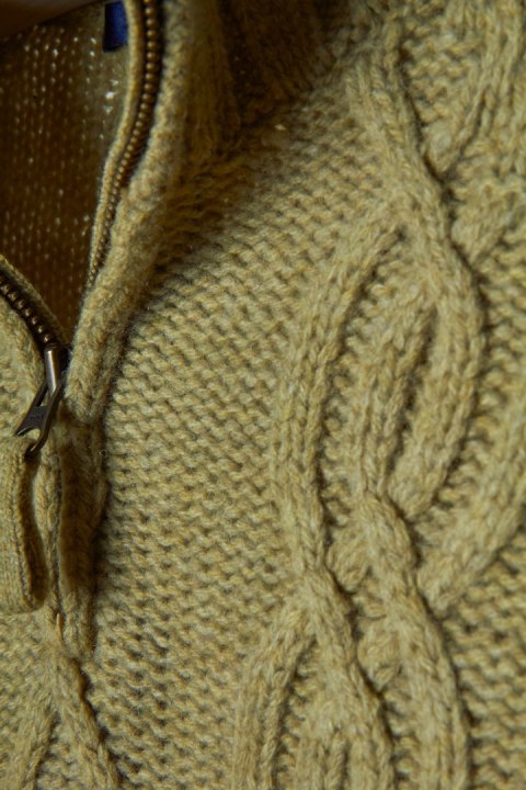 BODEN zjawiskowy sweter mięciutka wełna kolor jasnej oliwki piękny splot S