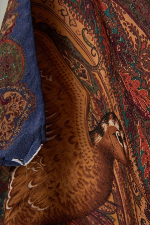 Niepowtarzalna jedwabna apaszka motyw ptaków