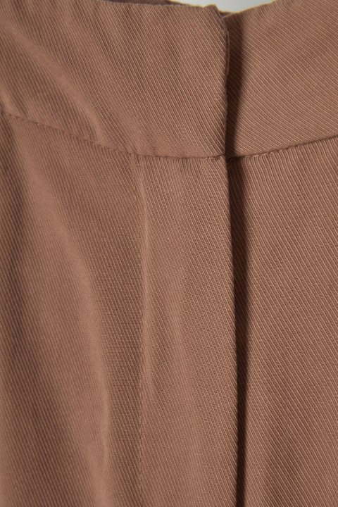 MANOR mięciutkie spodenki szorty lyocell camelowy kolor 38