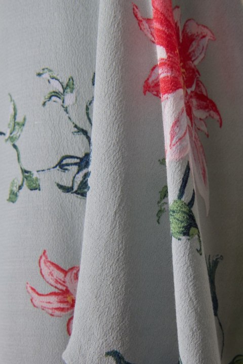 JOULES - delikatna luźna bluzka roślinny motyw - M