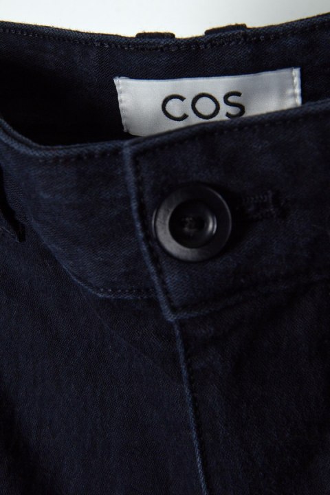 COS niebanalne spodnie jeans prosty krój 36