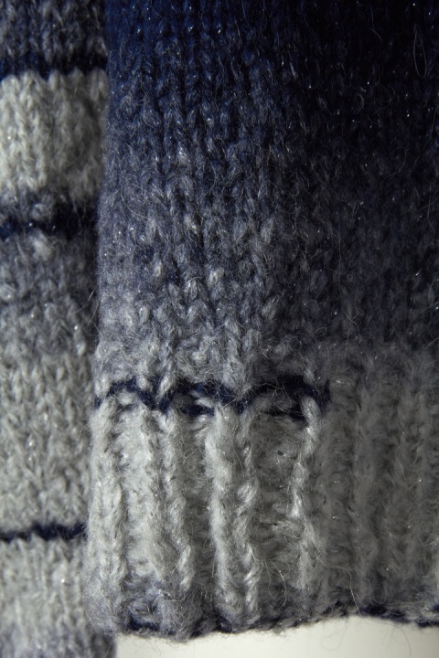 Mięciutki sweter rękodzieło piękny kolor luźny krój dodatek wełny M/L