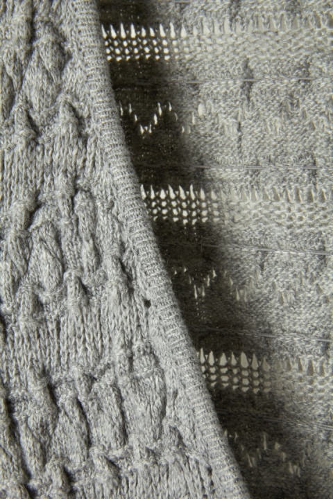 LAUREN VIDAL wyszukany sweter bolerko piękny splot pastelowa szarość M